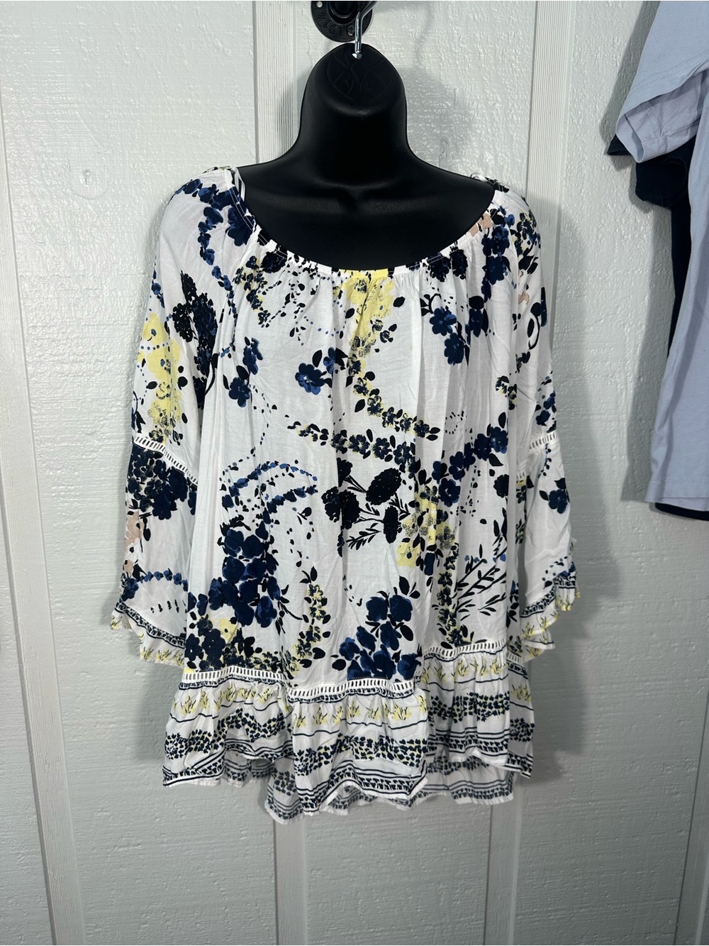 Fever White Floral Women’s Top Size XL EUC